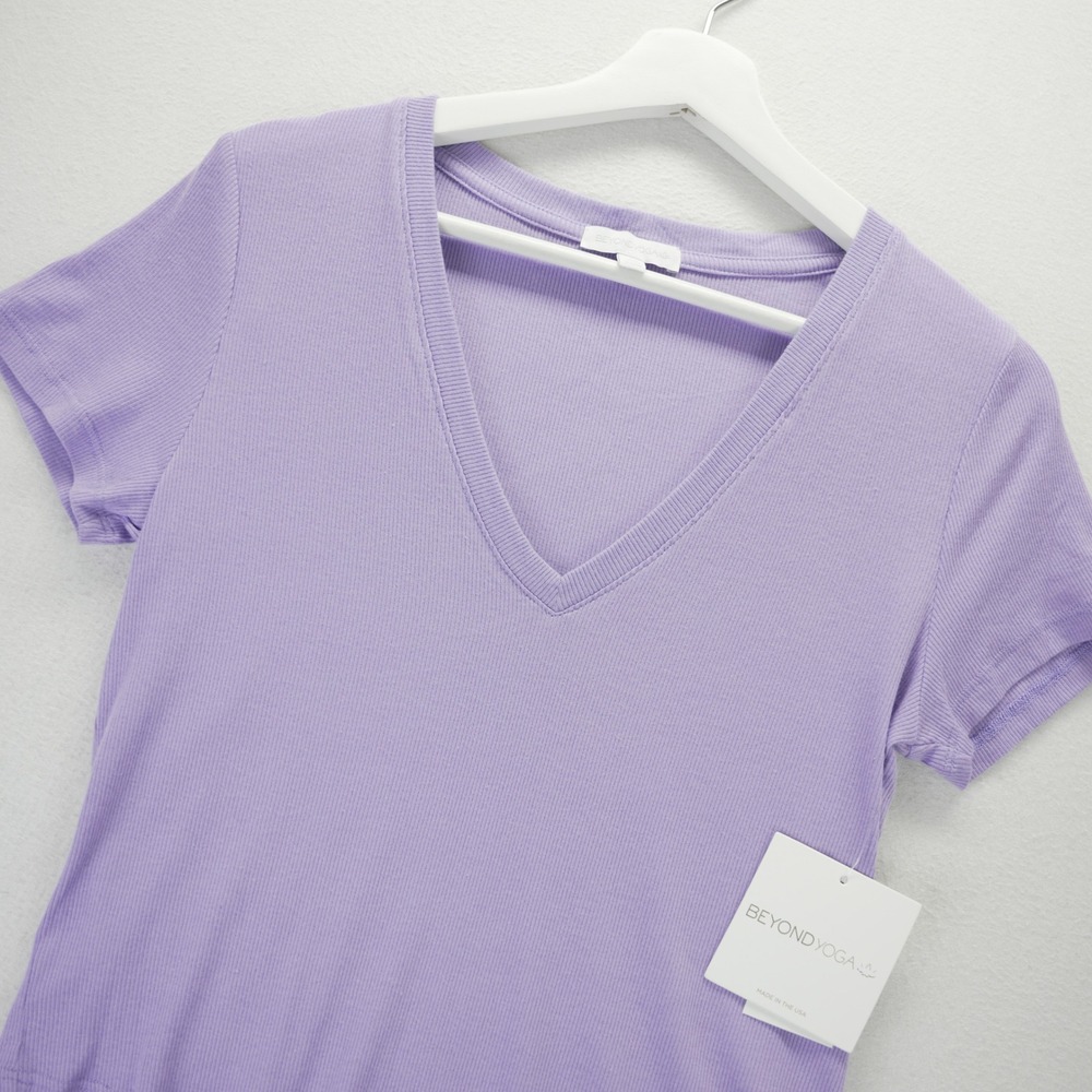 Beyond Yoga Take The Plunge V-Neck Tee Lavender Purple Ribbed Top LJ7779 Medium